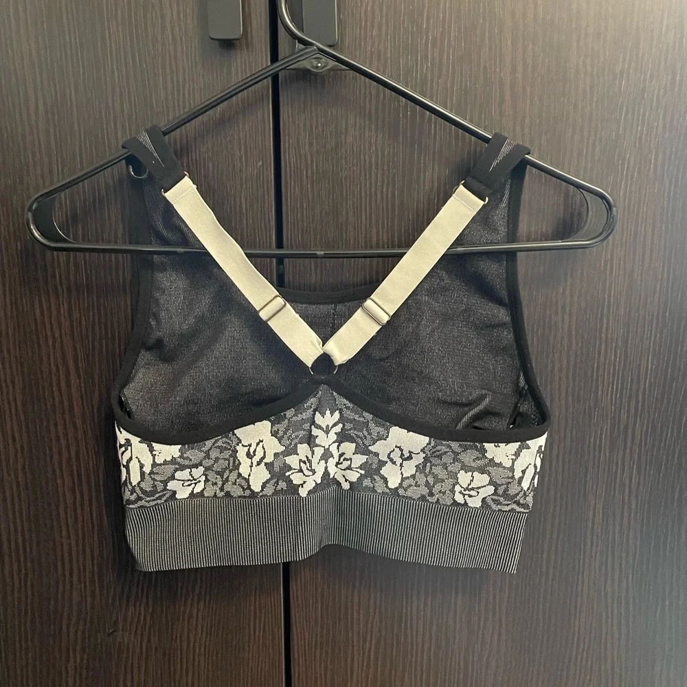 Fabletics seamless black floral jacquard set. Large top, medium bottom - Picture 4 of 5